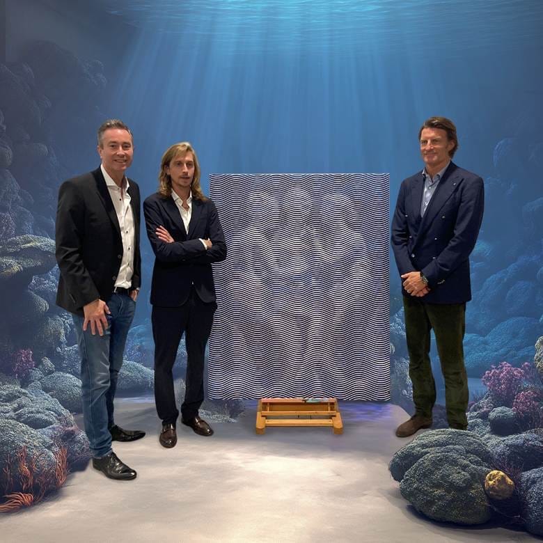 Группа мужчин стоит перед большим прямоугольным объектом. Содержимое, сгенерированное алгоритмом ИИ, может быть неверным.