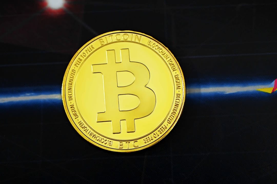 Биткоин отскочил к $76 900, но признаки снижения сохраняются