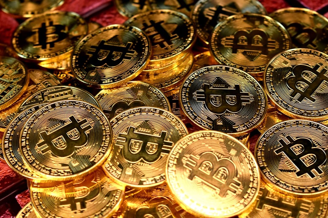 Киты и «акулы» за месяц купили более 61 000 BTC на фоне глобальной неопределенности