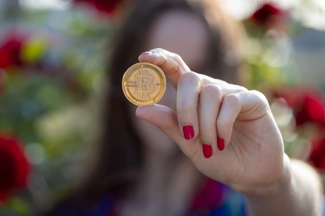 Биткоин под давлением: нефть, риски частного кредита и отток из ETF мешают росту к $75 000