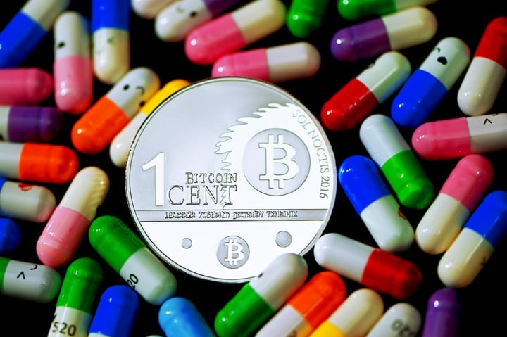 Цена биткойна достигает $110,000, несмотря на 5% снижение золота