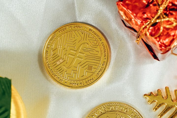 Биткойн падает до шестимесячного минимума на фоне снижения спроса на ETF