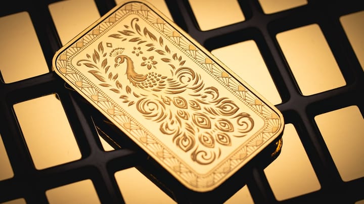 Золото обновило рекорд выше $5 000 и все сильнее расходится с биткоином