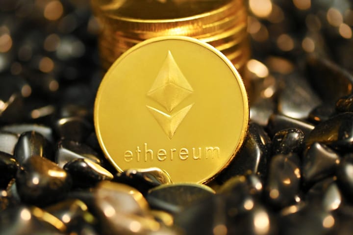 Держатели Ethereum активно наращивают позиции на фоне падения ETH ниже $2 000