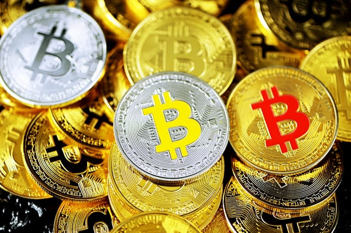 Спотовые биткоин-ETF в США зафиксировали отток $105 млн на фоне падения объемов торгов и новых данных о держателях IBIT