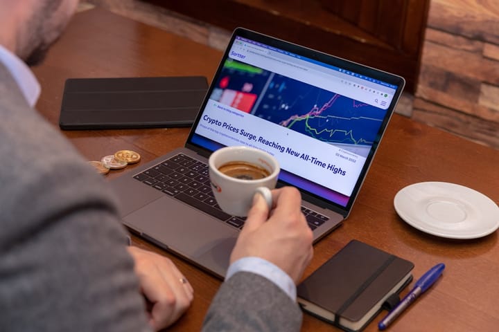 Биткоин удерживает уровень около $70 000 на фоне возвращения крупных инвесторов и давления геополитики