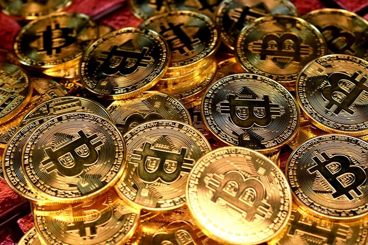 Киты и «акулы» за месяц купили более 61 000 BTC на фоне глобальной неопределенности
