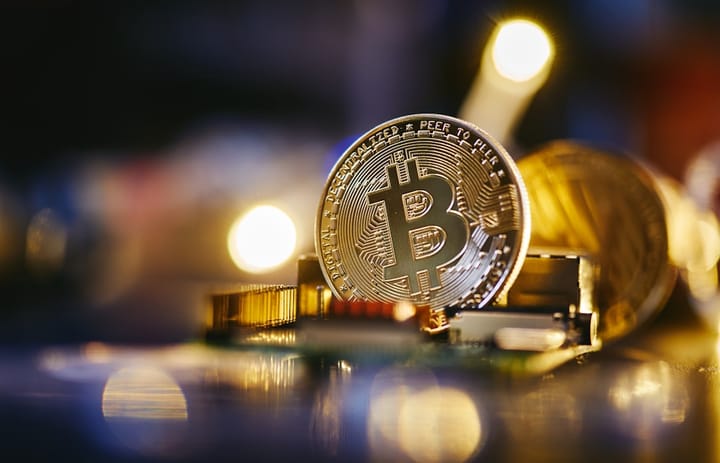Держатели биткоина несут почти $600 млрд нереализованных убытков на фоне падения BTC до $66 000
